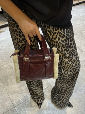 Peluş Detaylı Bordo Çanta