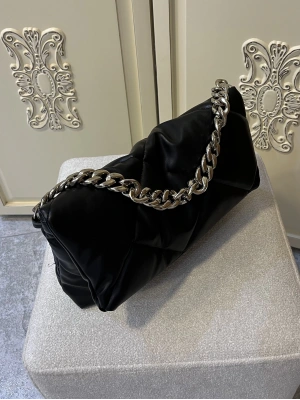 Aksesuarlı Clutch Çanta