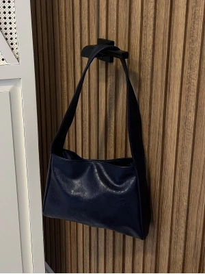 Baget Lacivert Çanta