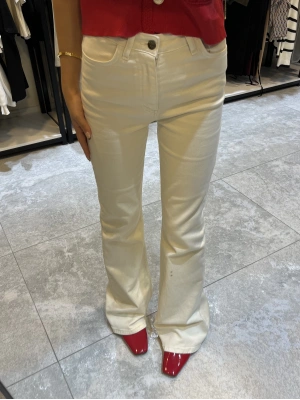 Marka model Bej İspanyol Paça Jean