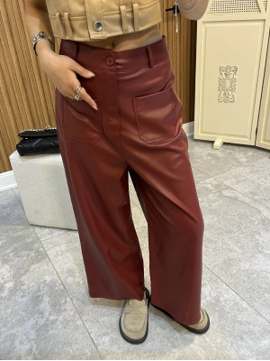 Önü cep detaylı deri pantolon bordo