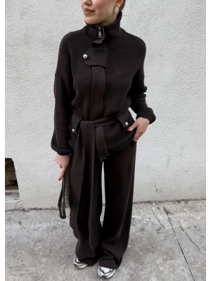 Dik Yakalı Kuşaklı Triko Takım Vizon