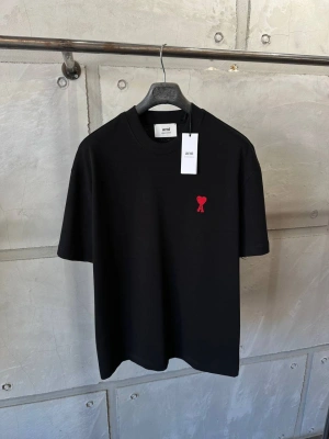 Marka Model Kalp Nakışlı Tshirt Siyah