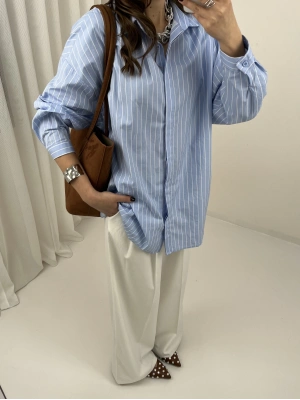 Beyaz Çizgili Mavi Gömlek