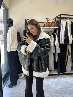 Beyaz Kürklü Siyah Deri Mont