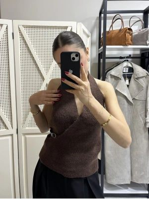 Kemer Detaylı Sırt Dekolteli Acı Kahve Triko Bluz