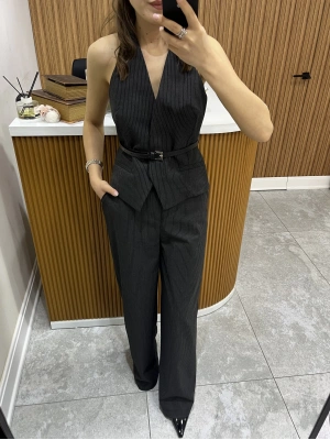 Kemer Detaylı Yelek Takım