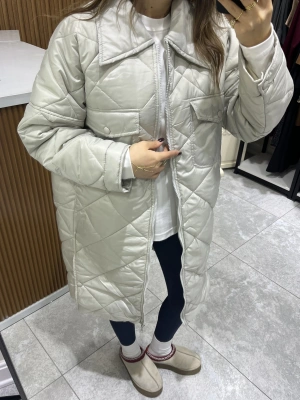 Taş Rengi Uzun Kapitone Mont