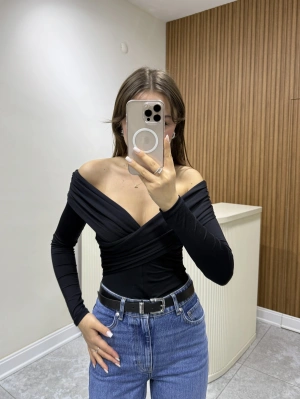 Yaka Detaylı Zıbın Bluz Siyah