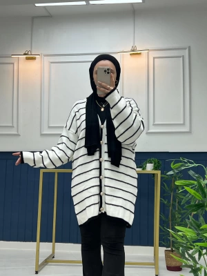 Beyaz - Siyah Çizgili Sakallı Triko Hırka