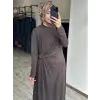 Almarwah Beli Broş ve Büzgü Detaylı Modal Penye Elbise 303920