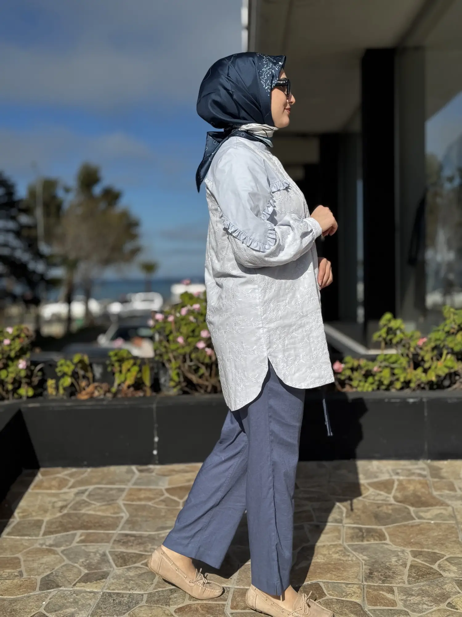 MAVİ Nakışlı Kolları Fırfırlı Patlı Gömlek