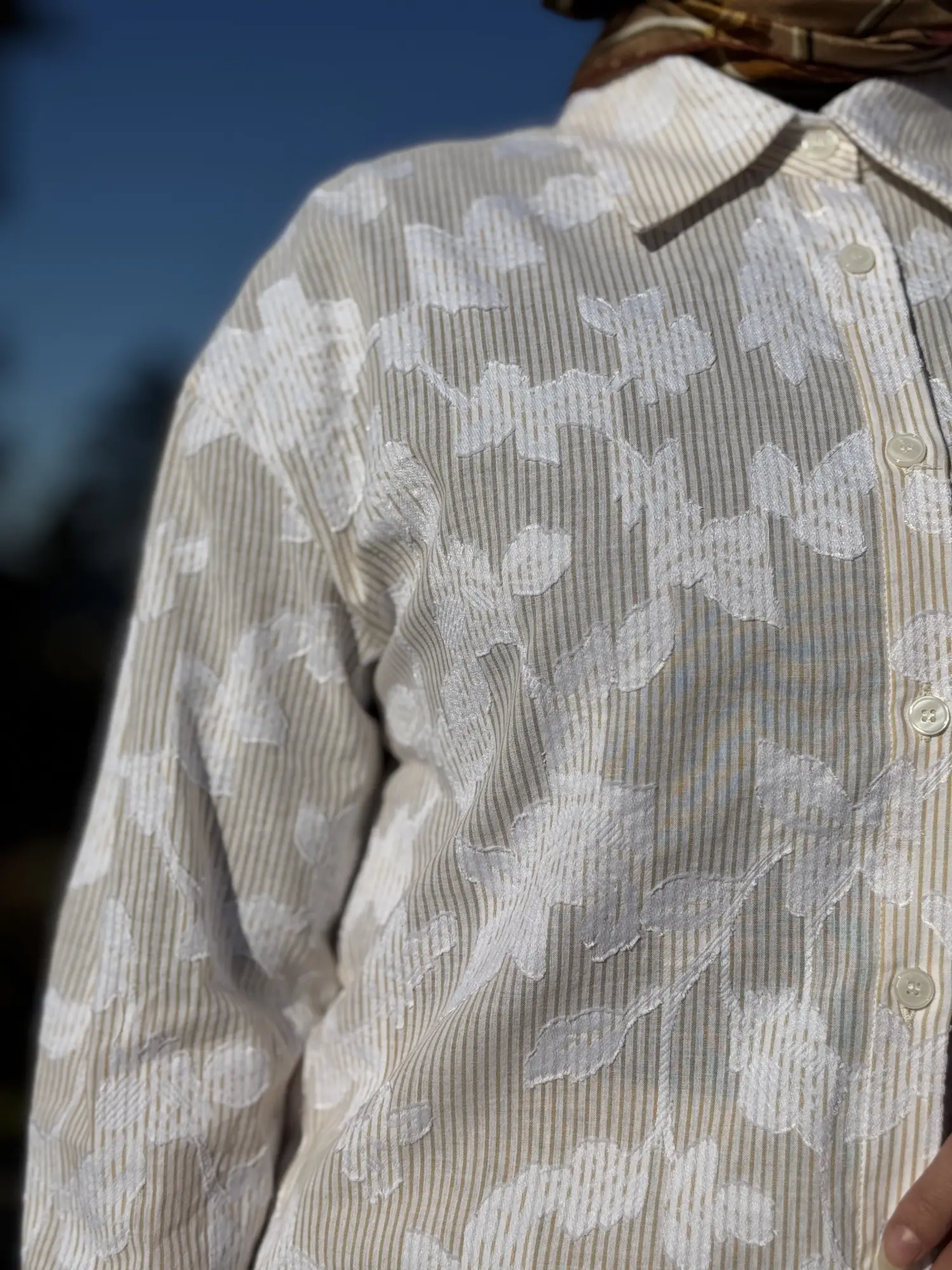 Kayra Kabartma Desenli Çizgili Gömlek