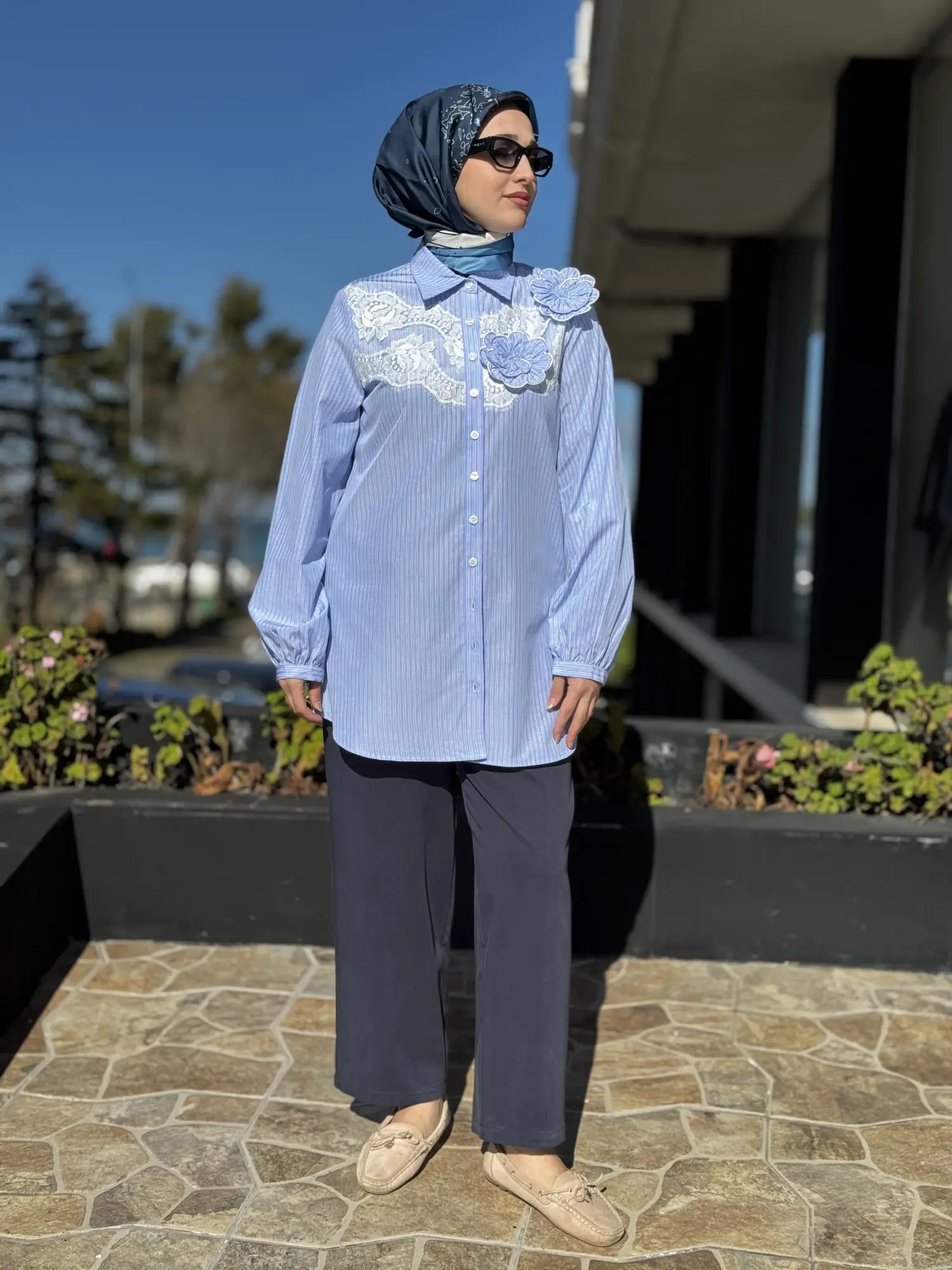 Kayra Üç Boyutlu Çiçek ve Tül Detaylı Çizgili Gömlek