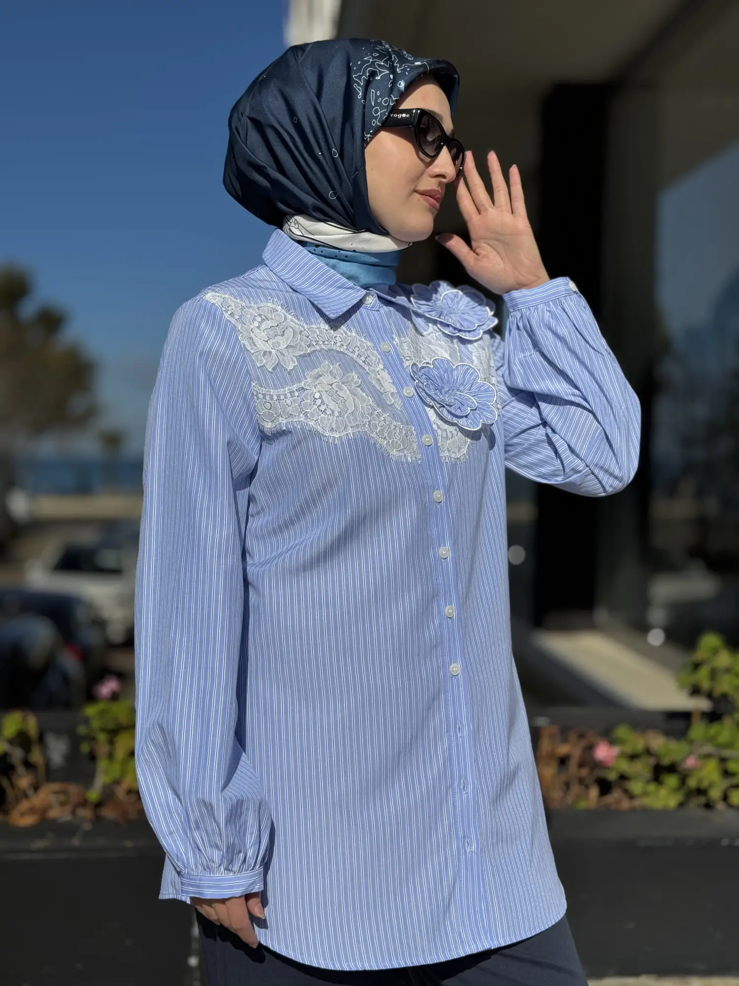 Kayra Üç Boyutlu Çiçek ve Tül Detaylı Çizgili Gömlek