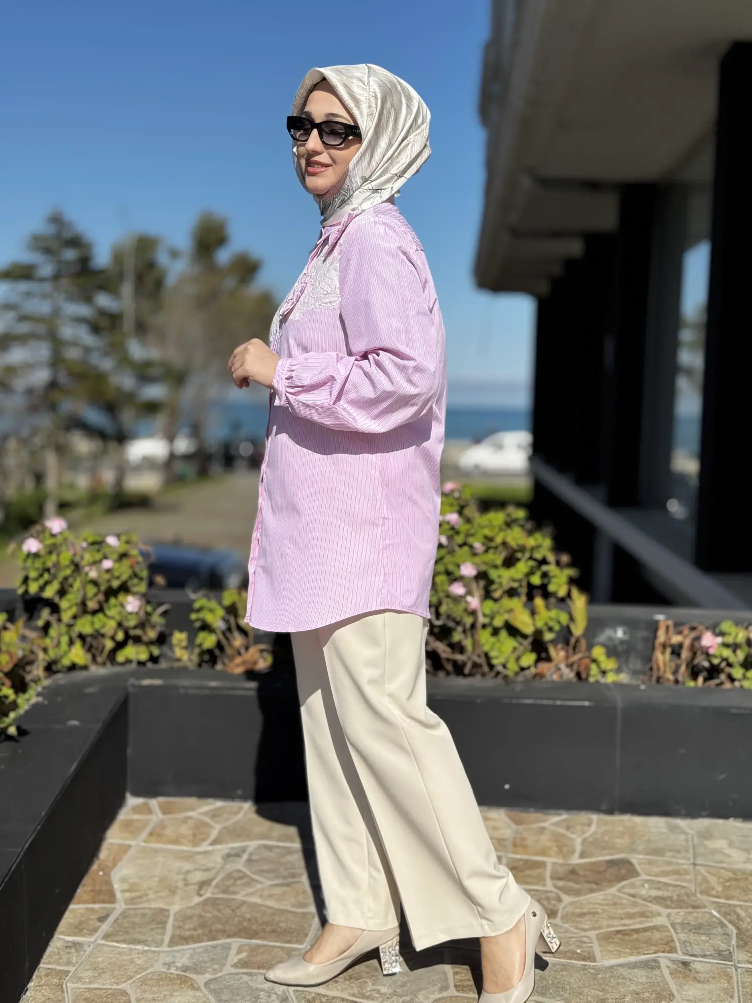 Kayra Üç Boyutlu Çiçek ve Tül Detaylı Çizgili Gömlek