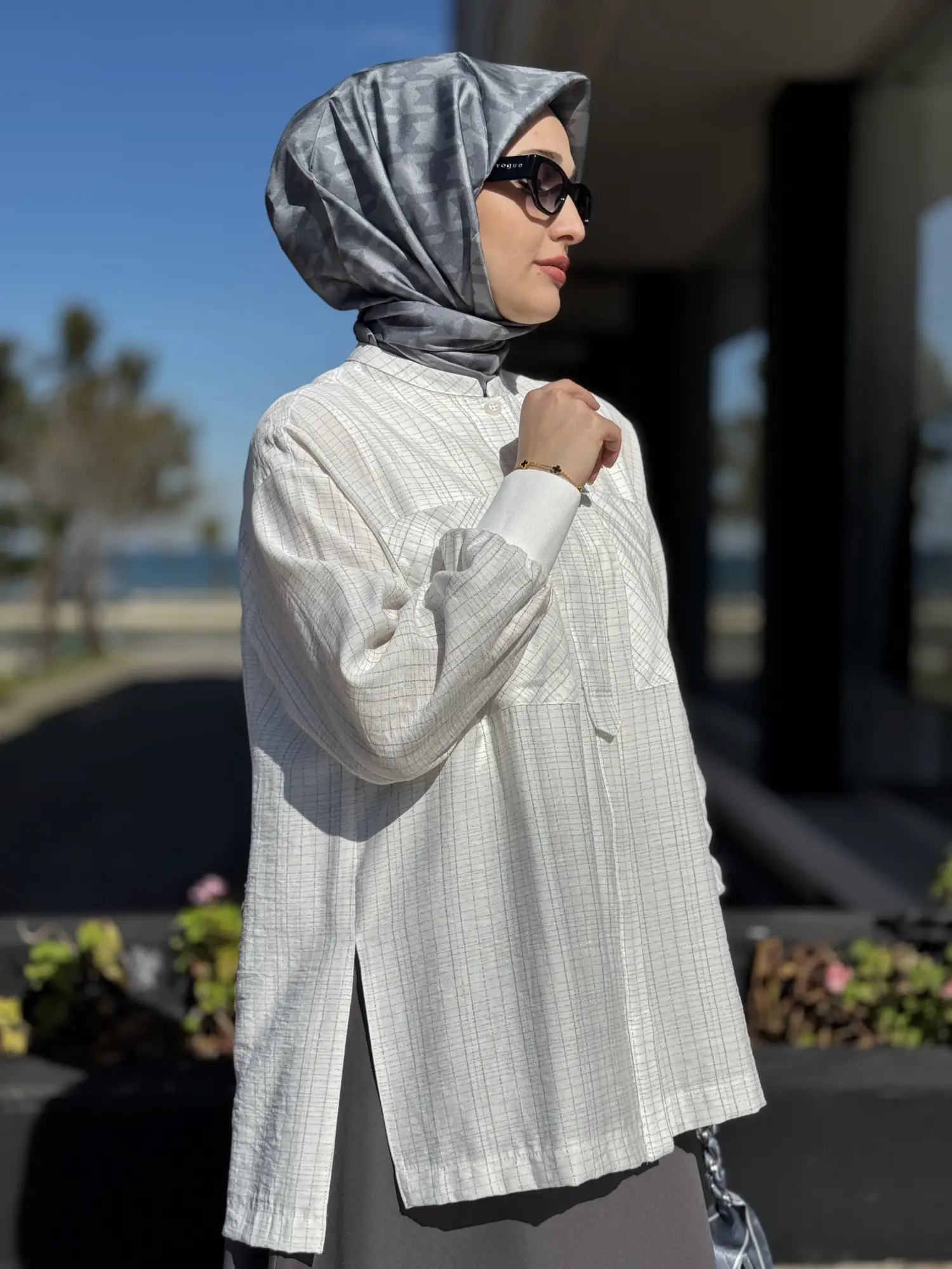 BEYAZ 101000 Ribanalı Patlı Hakim Yaka Gömlek