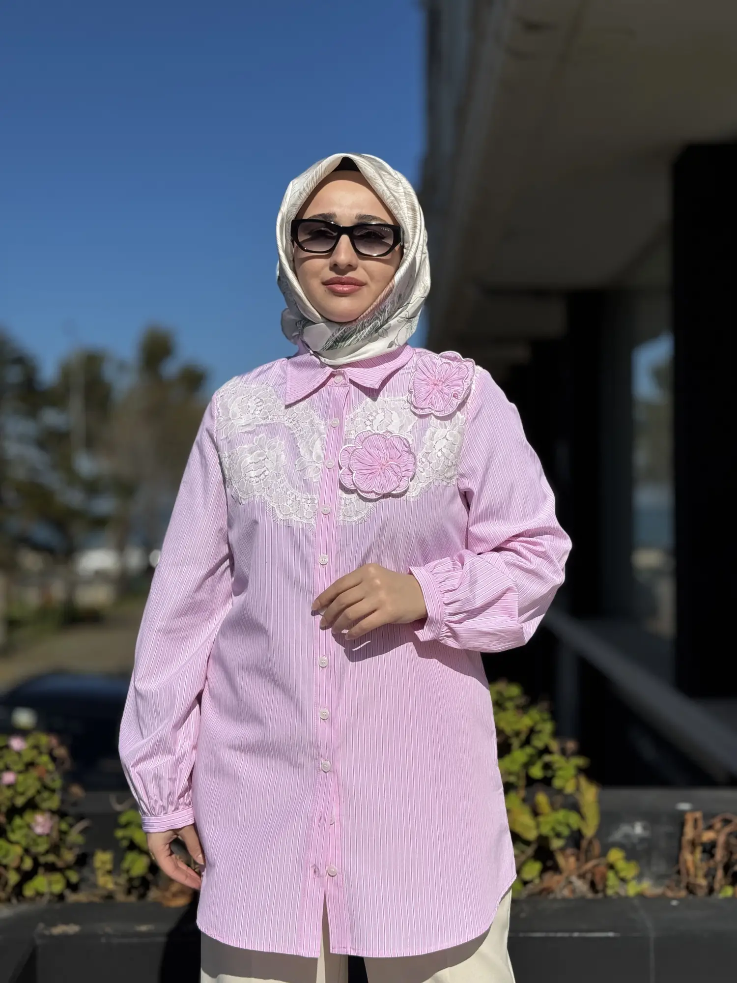 PEMBE Üç Boyutlu Çiçek ve Tül Detaylı Çizgili Gömlek