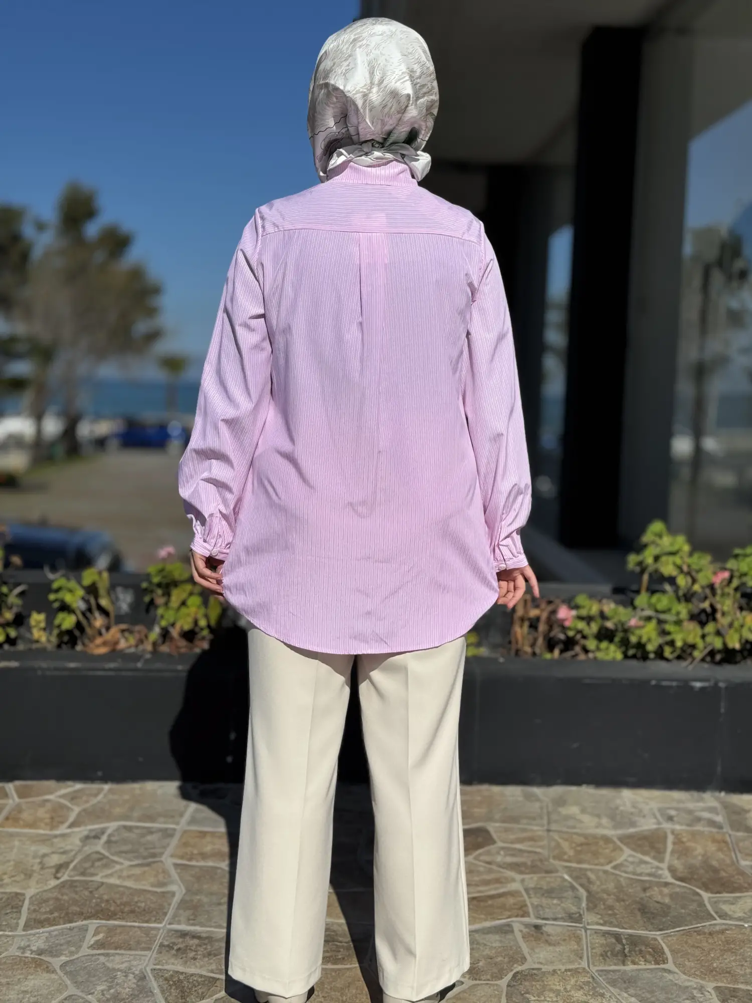 PEMBE Üç Boyutlu Çiçek ve Tül Detaylı Çizgili Gömlek