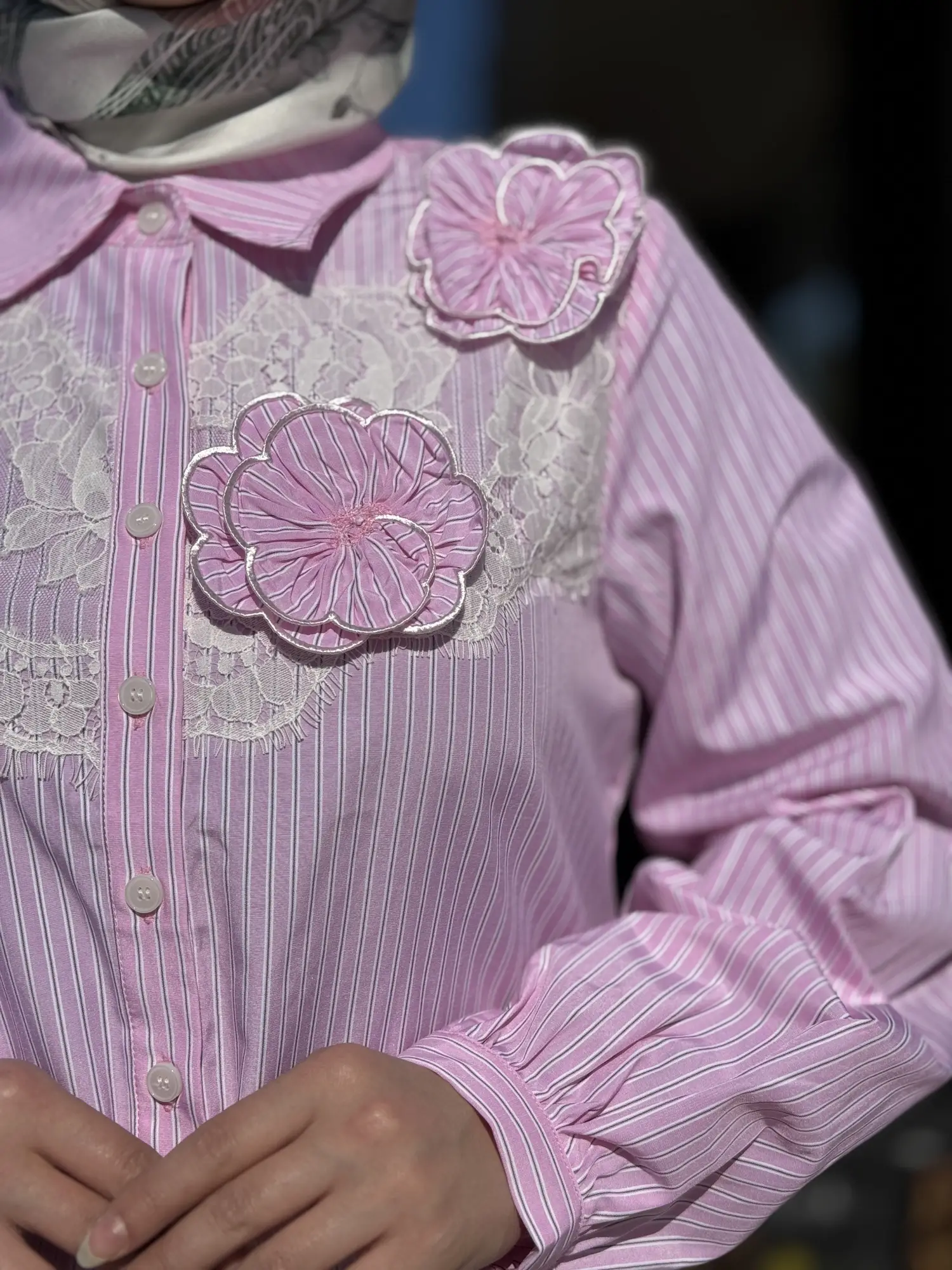 PEMBE Üç Boyutlu Çiçek ve Tül Detaylı Çizgili Gömlek