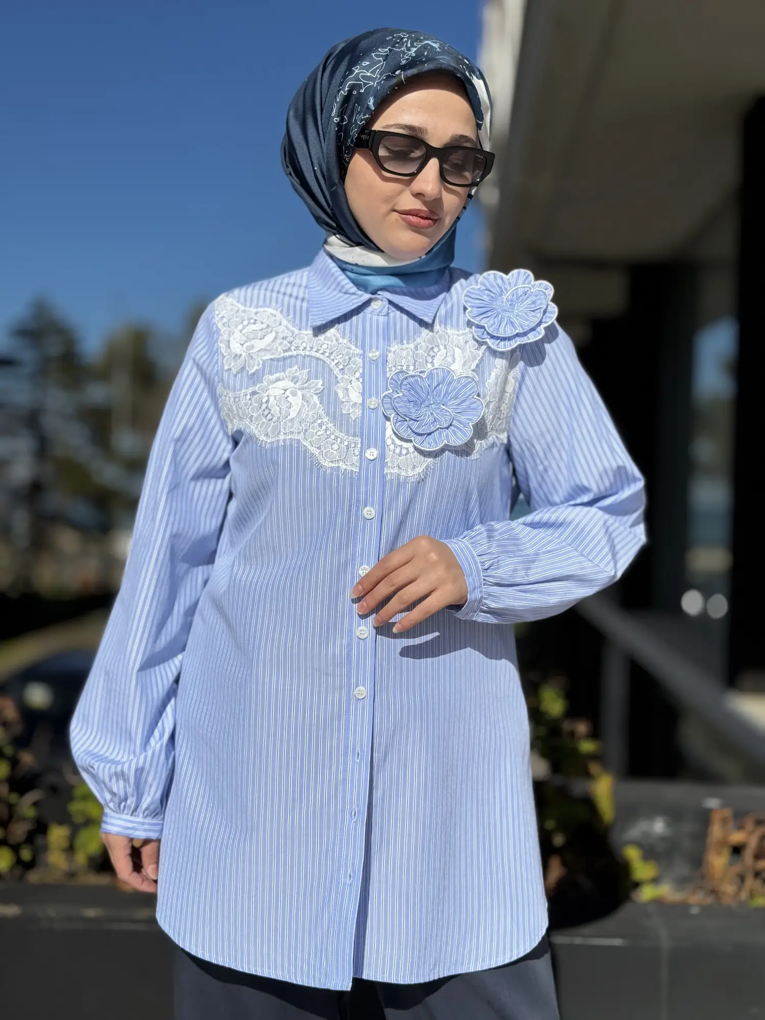 PEMBE Üç Boyutlu Çiçek ve Tül Detaylı Çizgili Gömlek