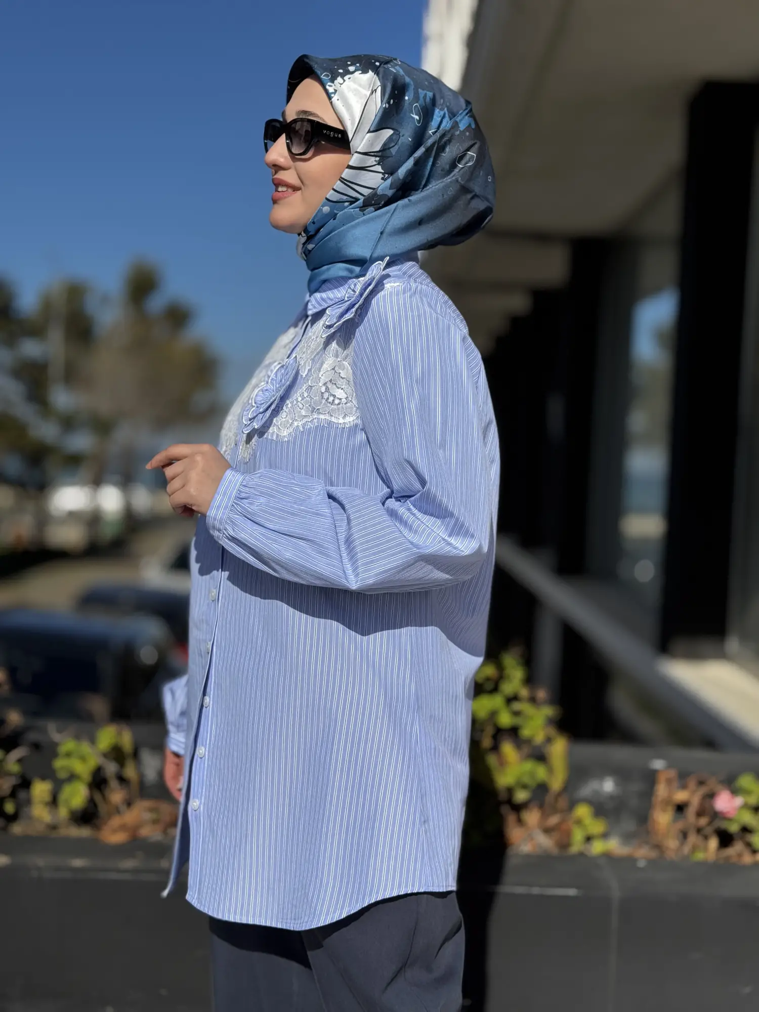 PEMBE Üç Boyutlu Çiçek ve Tül Detaylı Çizgili Gömlek