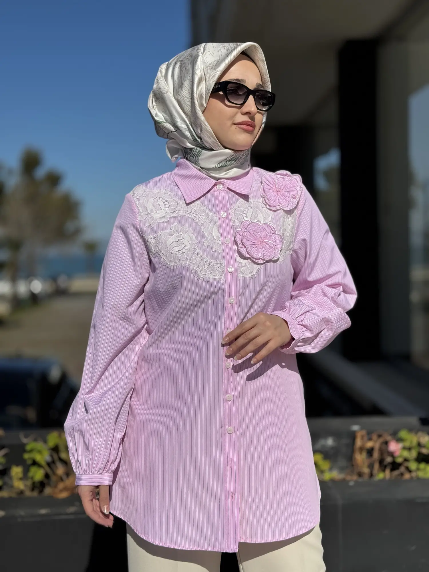 PEMBE Üç Boyutlu Çiçek ve Tül Detaylı Çizgili Gömlek