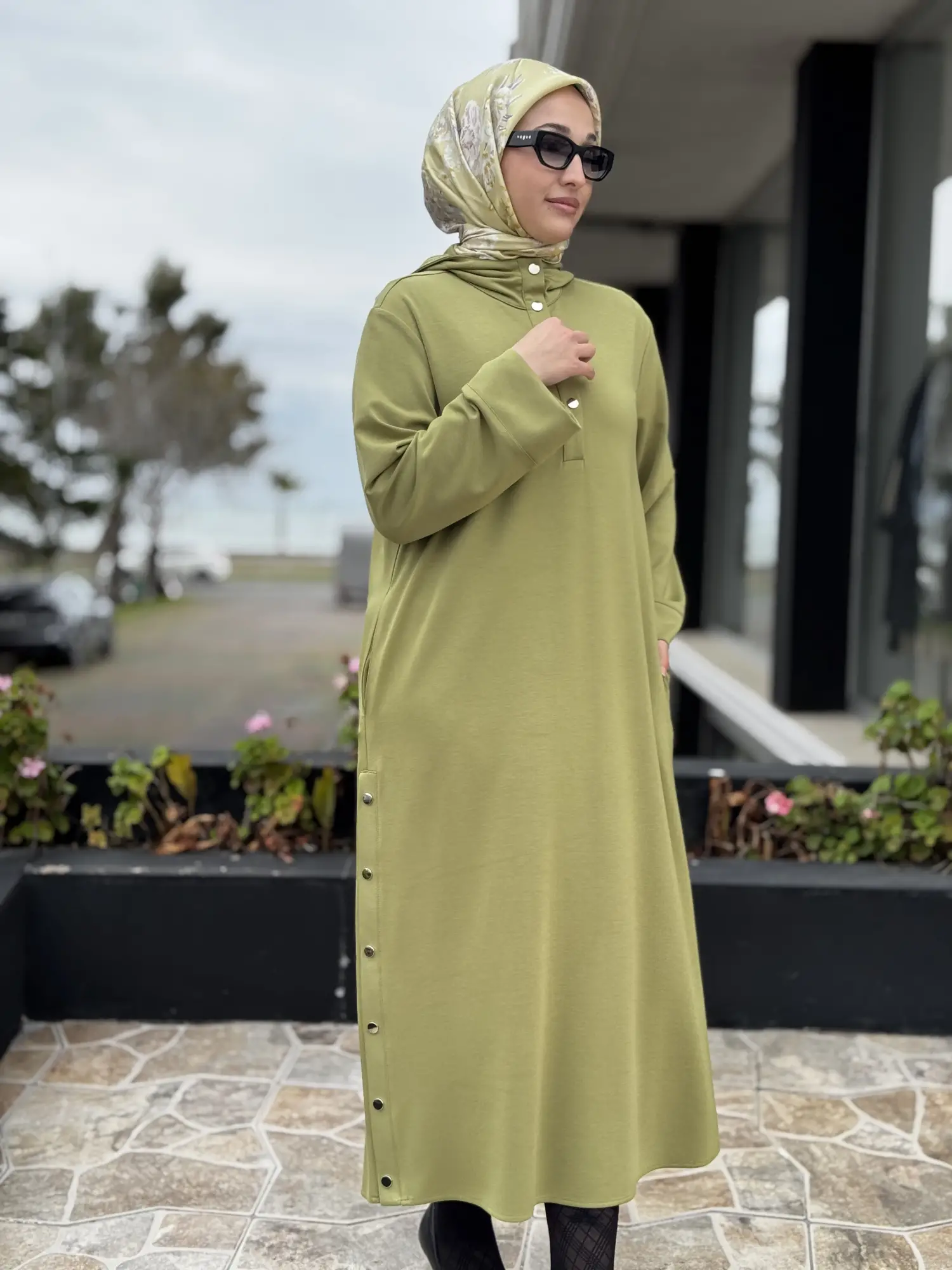 Kayra Kapüşonlu Etek Ucu ve Yakası Çıtçıtlı Penye Elbise