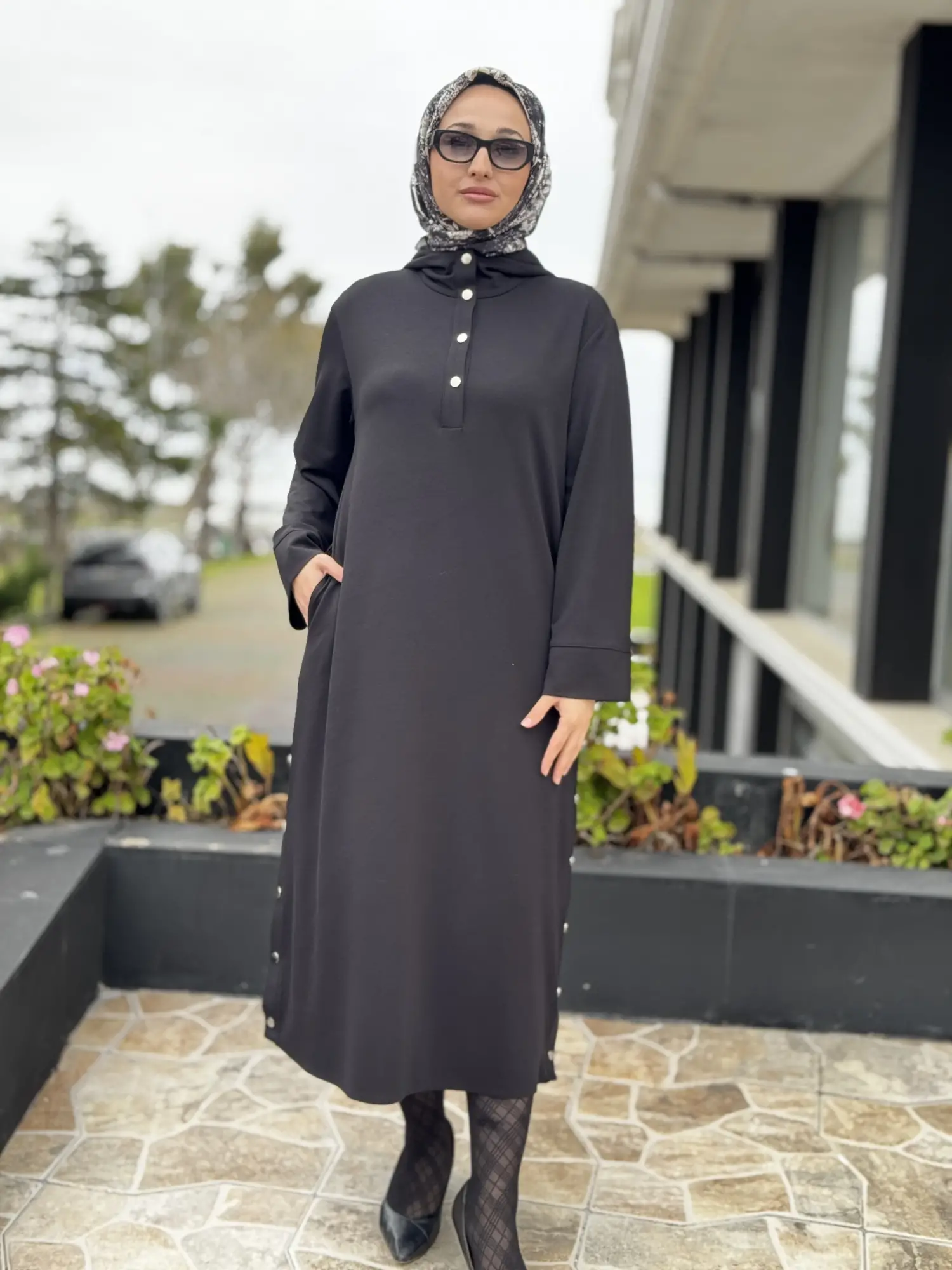 Kayra Kapüşonlu Etek Ucu ve Yakası Çıtçıtlı Penye Elbise