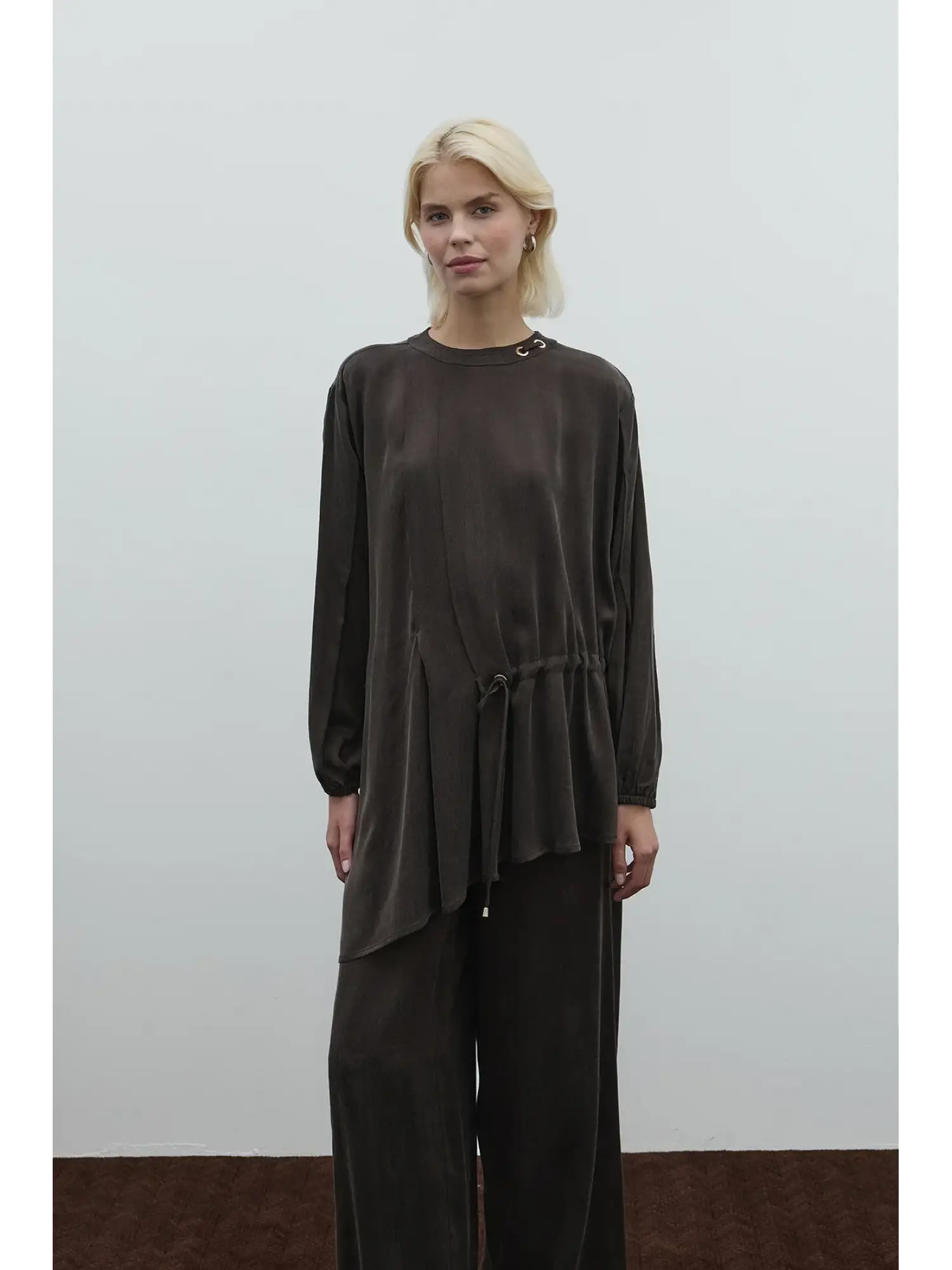 Clande Cupra İpek Asimetrik Kesim Bluz Havuç Pantolon Takım