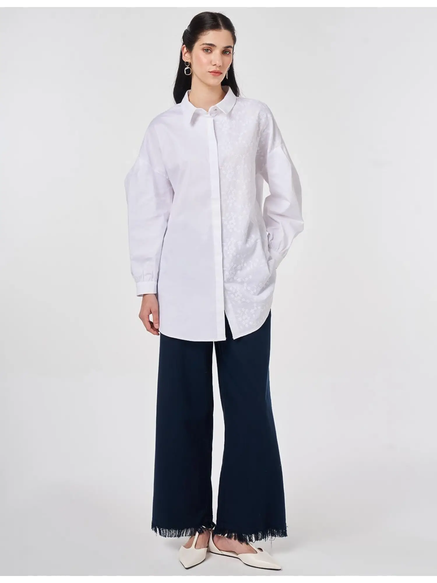 Nakış Detaylı Güğmeli Poplin Gömlek KA81036