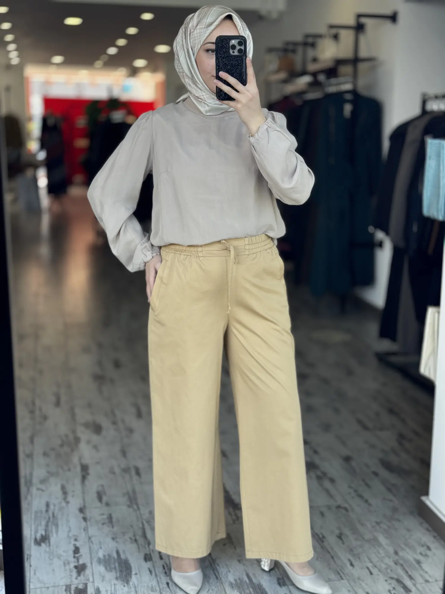 Kayra Beli Lastikli ve Bağcık Detaylı Bol Paça Pantolon KA79015