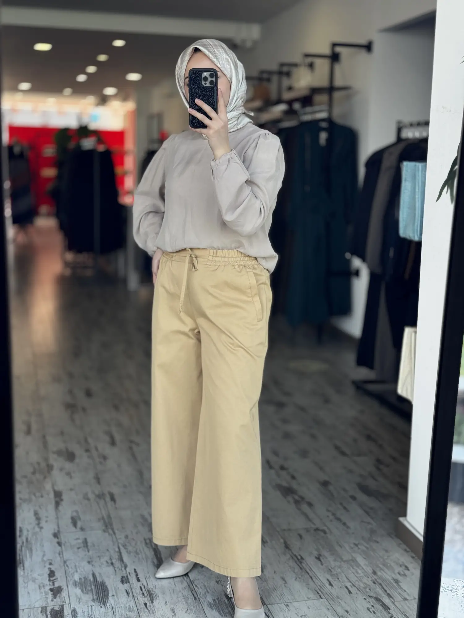 Kayra Beli Lastikli ve Bağcık Detaylı Bol Paça Pantolon KA79015