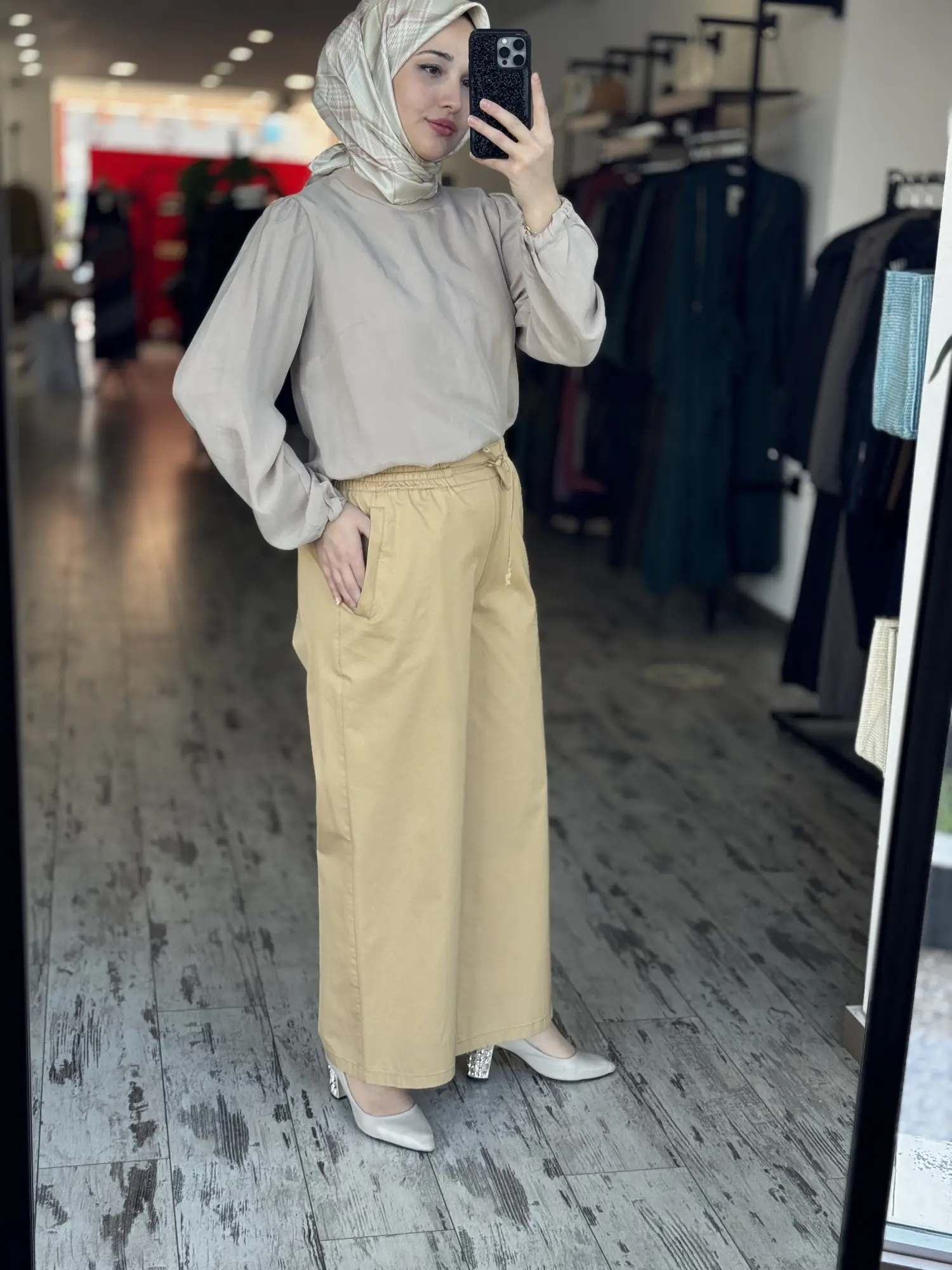 Kayra Beli Lastikli ve Bağcık Detaylı Bol Paça Pantolon KA79015