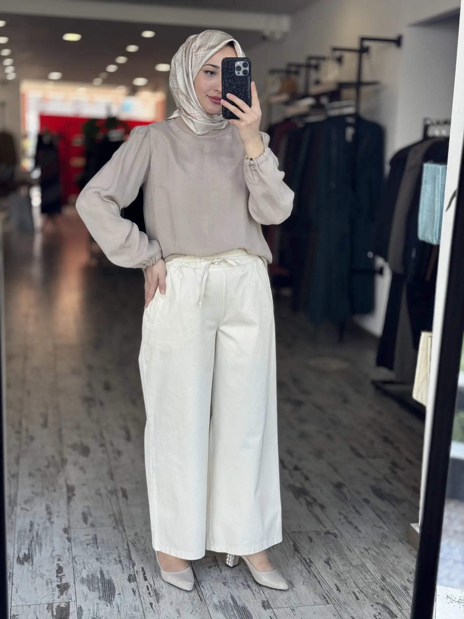 Kayra Beli Lastikli ve Bağcık Detaylı Bol Paça Pantolon KA79015