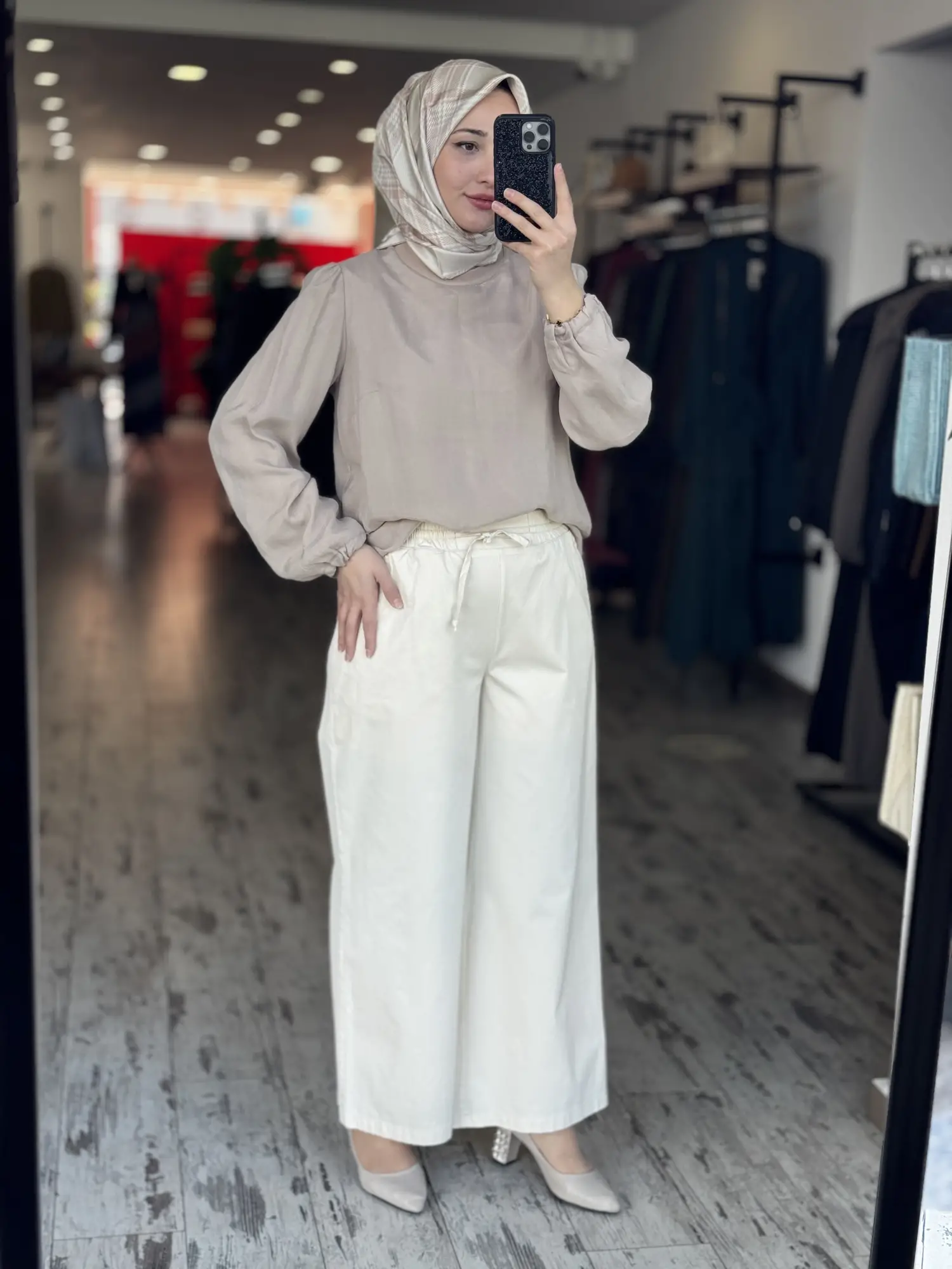 Kayra Beli Lastikli ve Bağcık Detaylı Bol Paça Pantolon KA79015