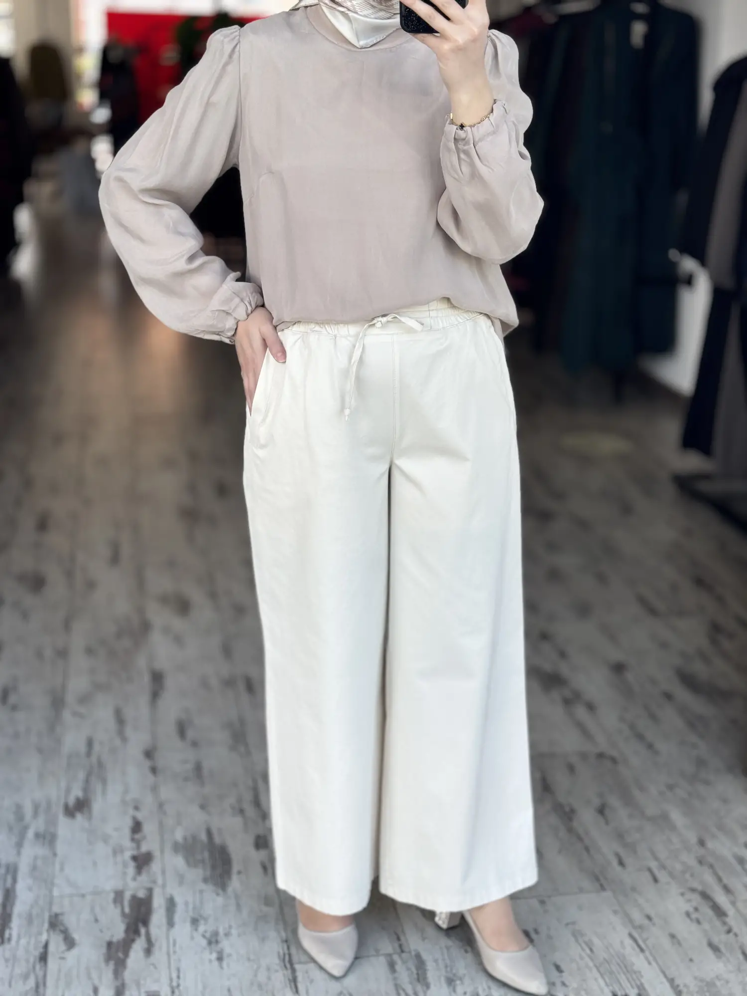 Kayra Beli Lastikli ve Bağcık Detaylı Bol Paça Pantolon KA79015