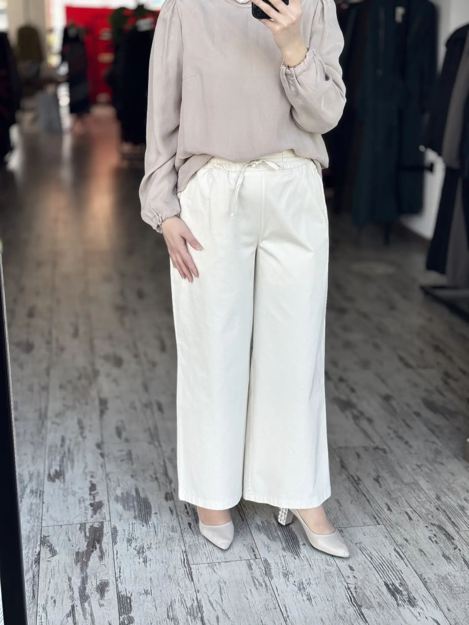 Kayra Beli Lastikli ve Bağcık Detaylı Bol Paça Pantolon KA79015