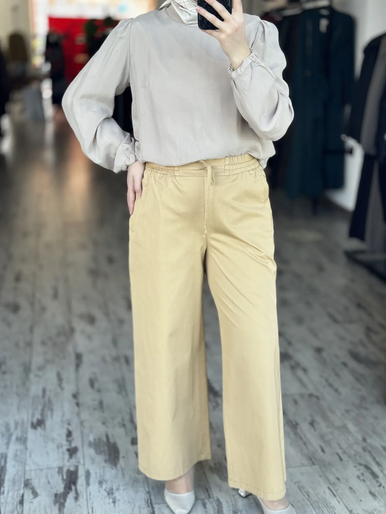 Kayra Beli Lastikli ve Bağcık Detaylı Bol Paça Pantolon KA79015