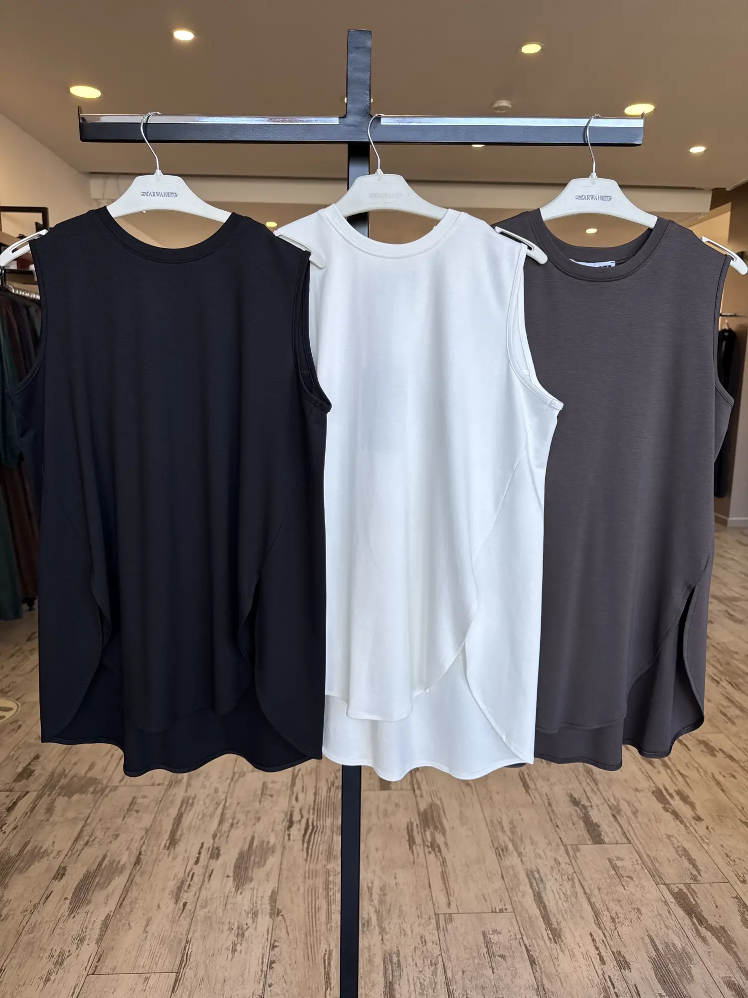 Almarwah Yandan Yırtmaçlı Kolsuz Tunik 102257