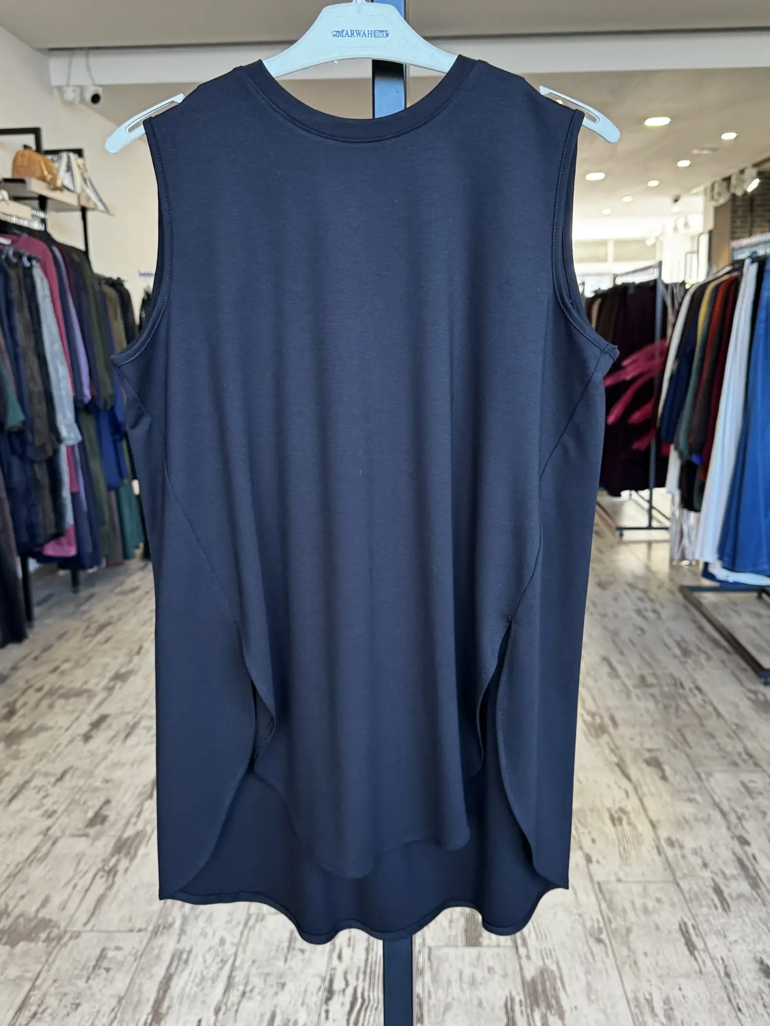 Almarwah Yandan Yırtmaçlı Kolsuz Tunik 102257