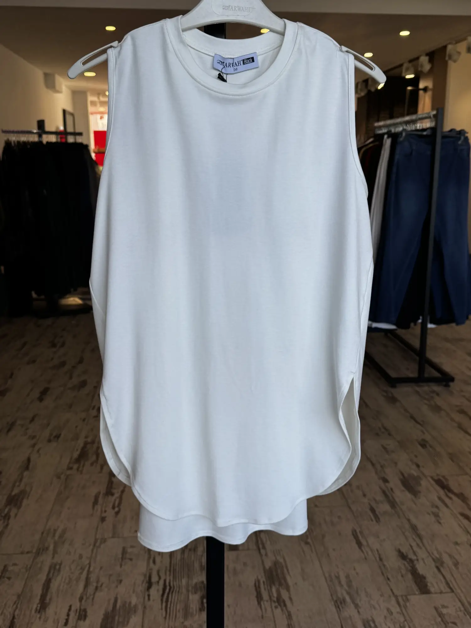 Almarwah Yandan Yırtmaçlı Kolsuz Tunik 102257