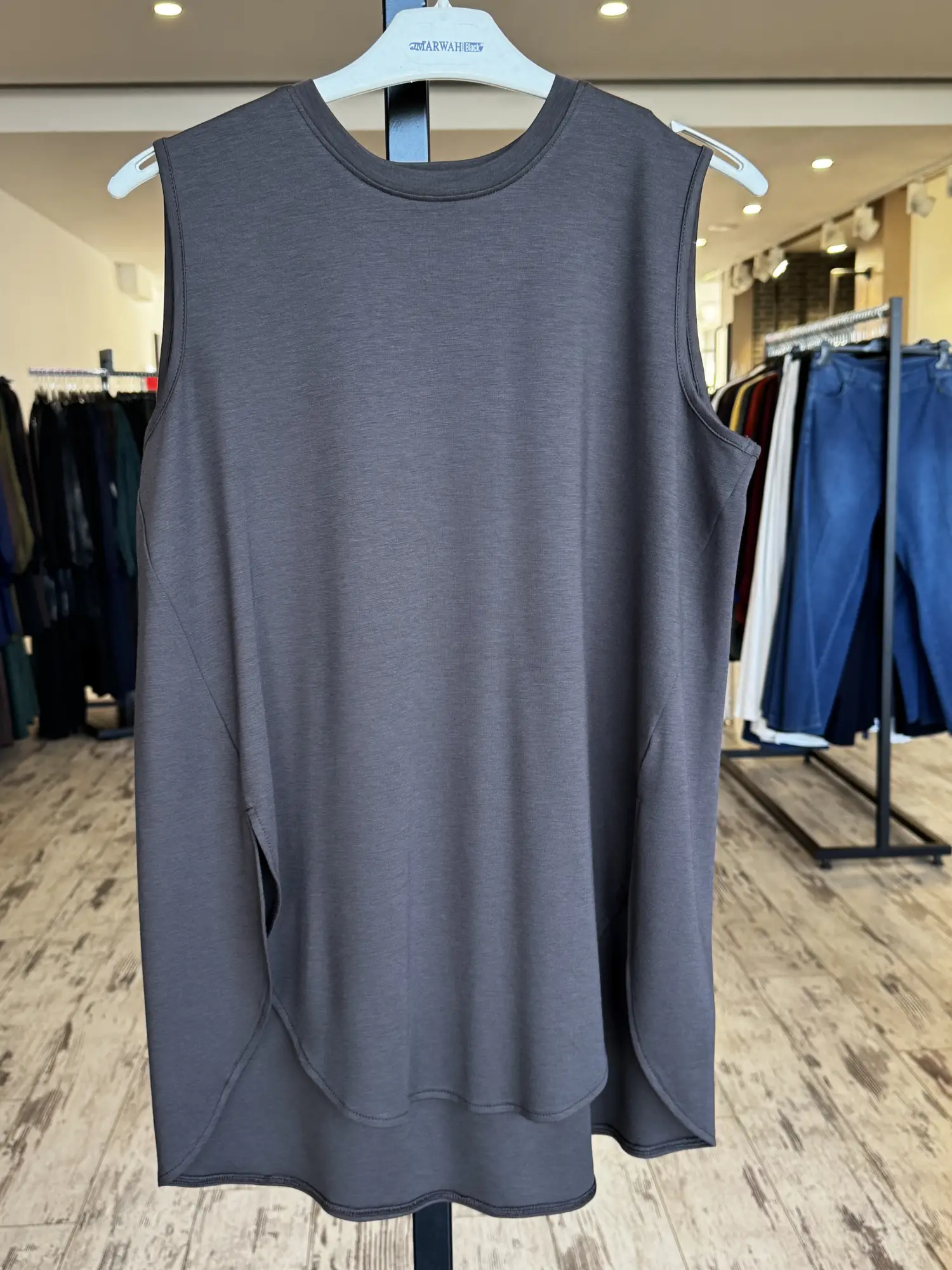 Almarwah Yandan Yırtmaçlı Kolsuz Tunik 102257