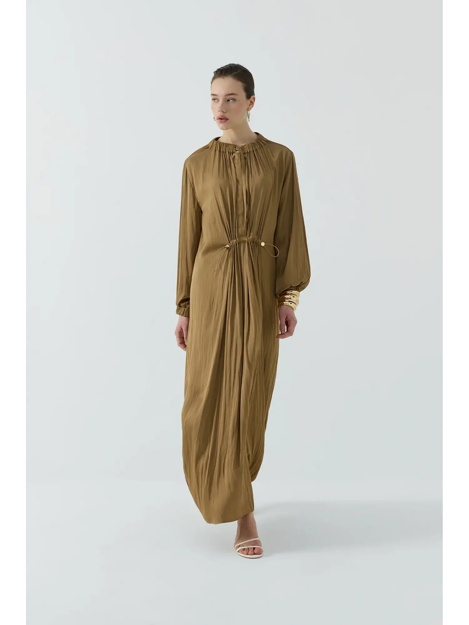 Clande Yakası ve Beli Büzgü Detaylı Saten Kraş Elbise