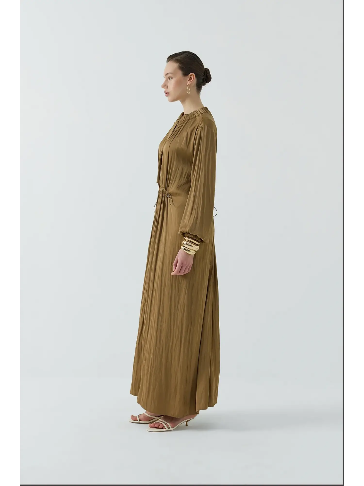 Clande Yakası ve Beli Büzgü Detaylı Saten Kraş Elbise