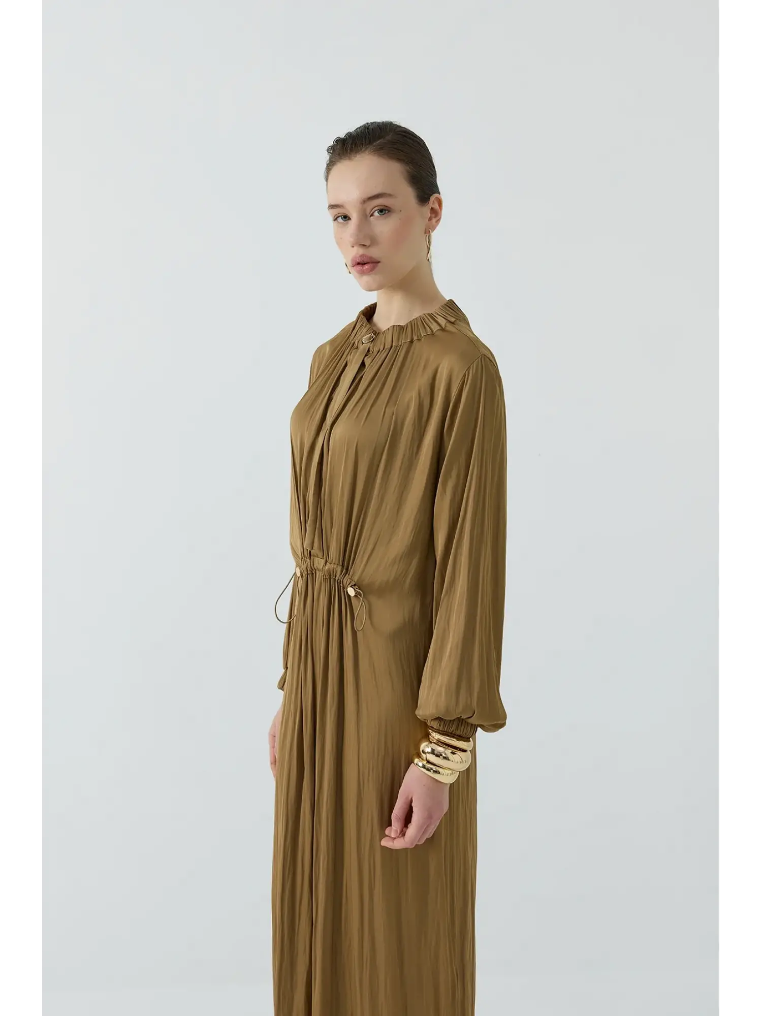 Clande Yakası ve Beli Büzgü Detaylı Saten Kraş Elbise