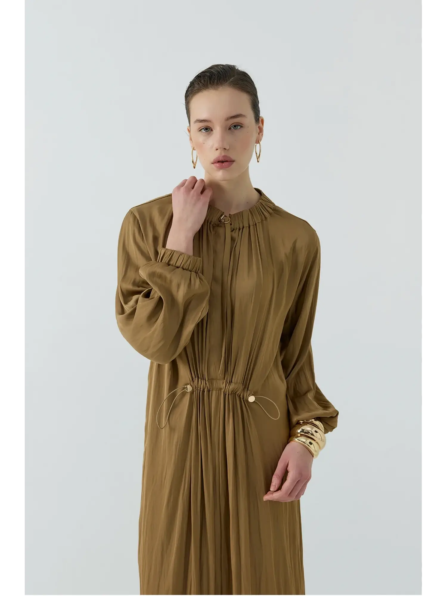 Clande Yakası ve Beli Büzgü Detaylı Saten Kraş Elbise