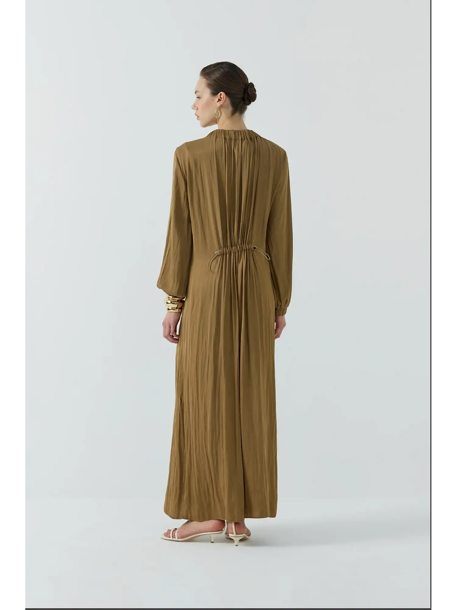 Clande Yakası ve Beli Büzgü Detaylı Saten Kraş Elbise