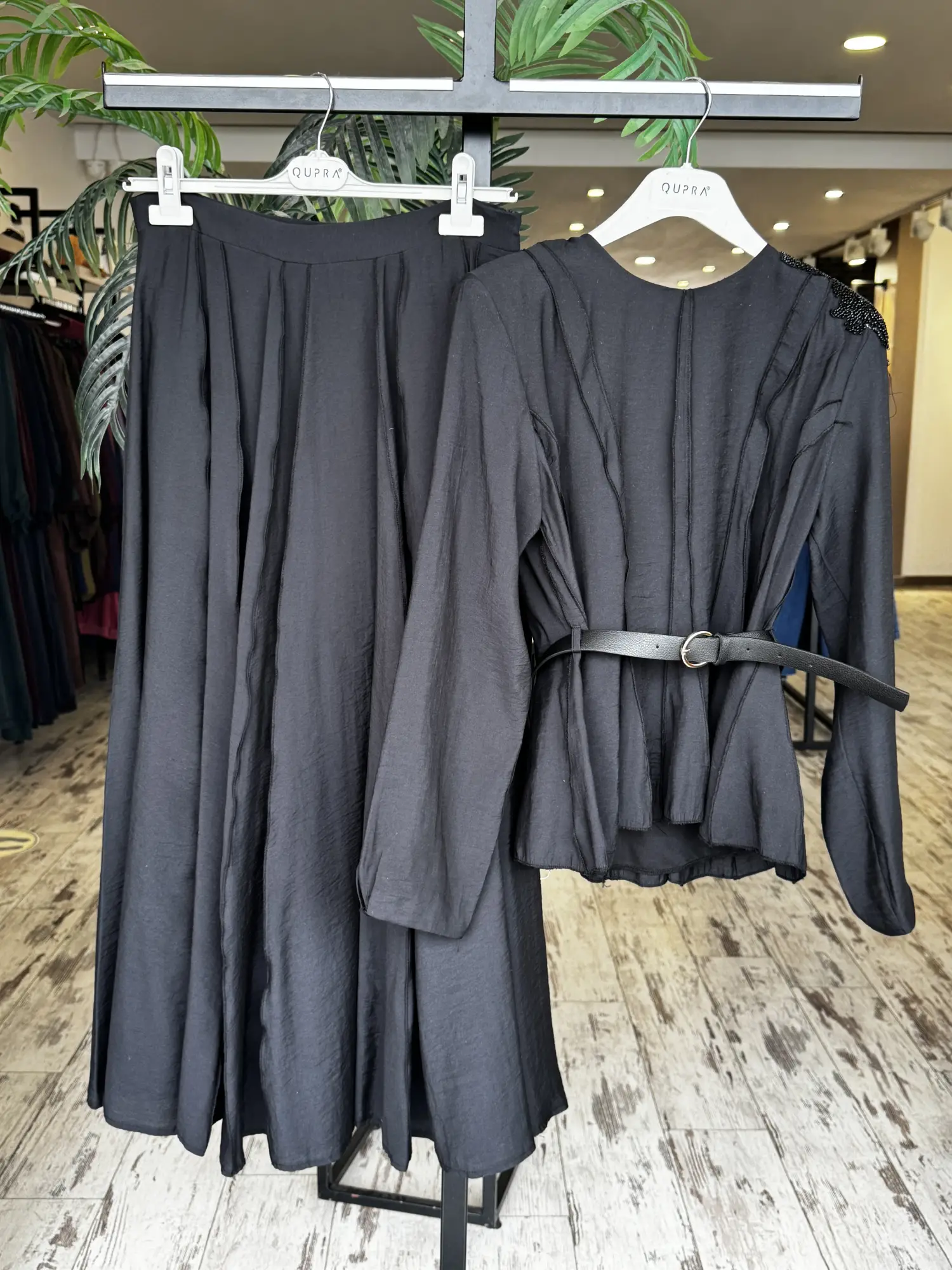 Qupra Boncuk İşlemeli Parçalı Bluz Etek Takım WAD12114