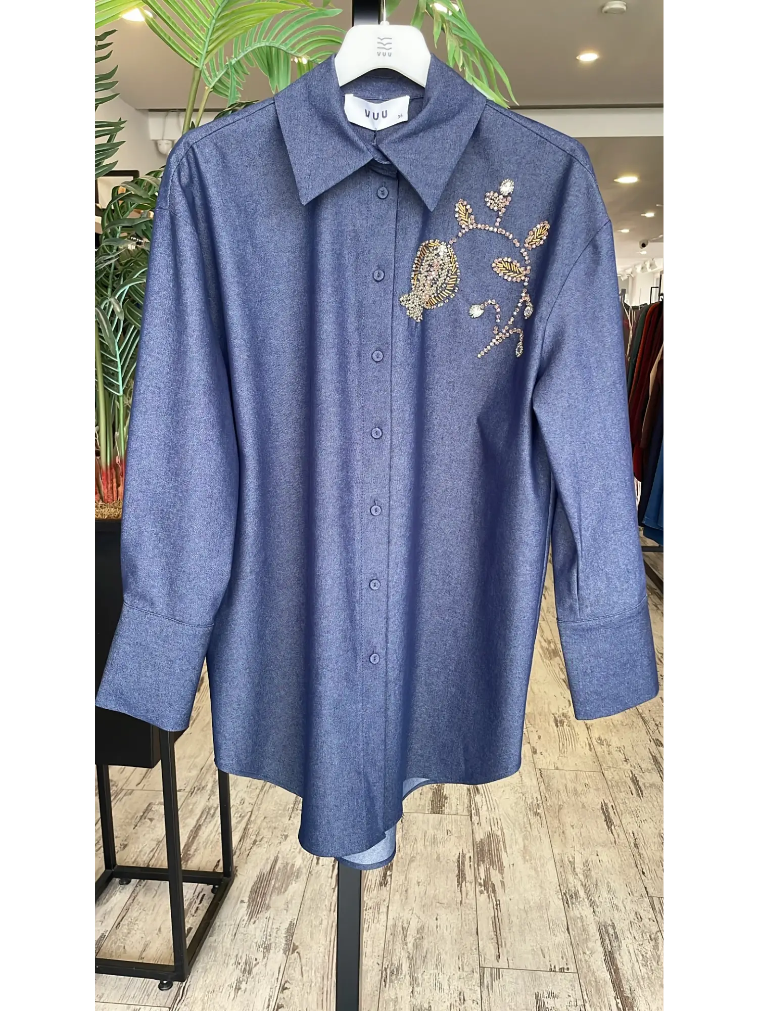 Vuu Yakası Taş ve Boncuk İşlemeli Denim Oversize Gömlek